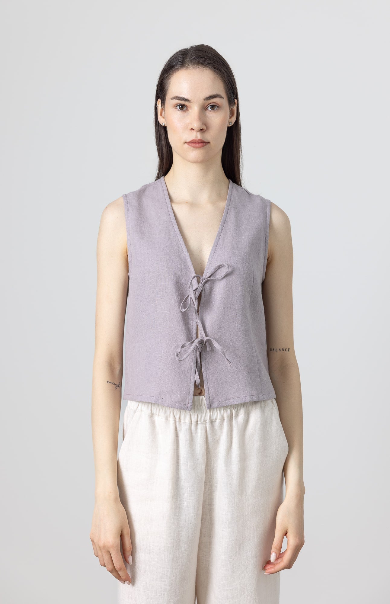 Minimalist women's vest in soft linen – handmade, sleeveless, with delicate tie front detail