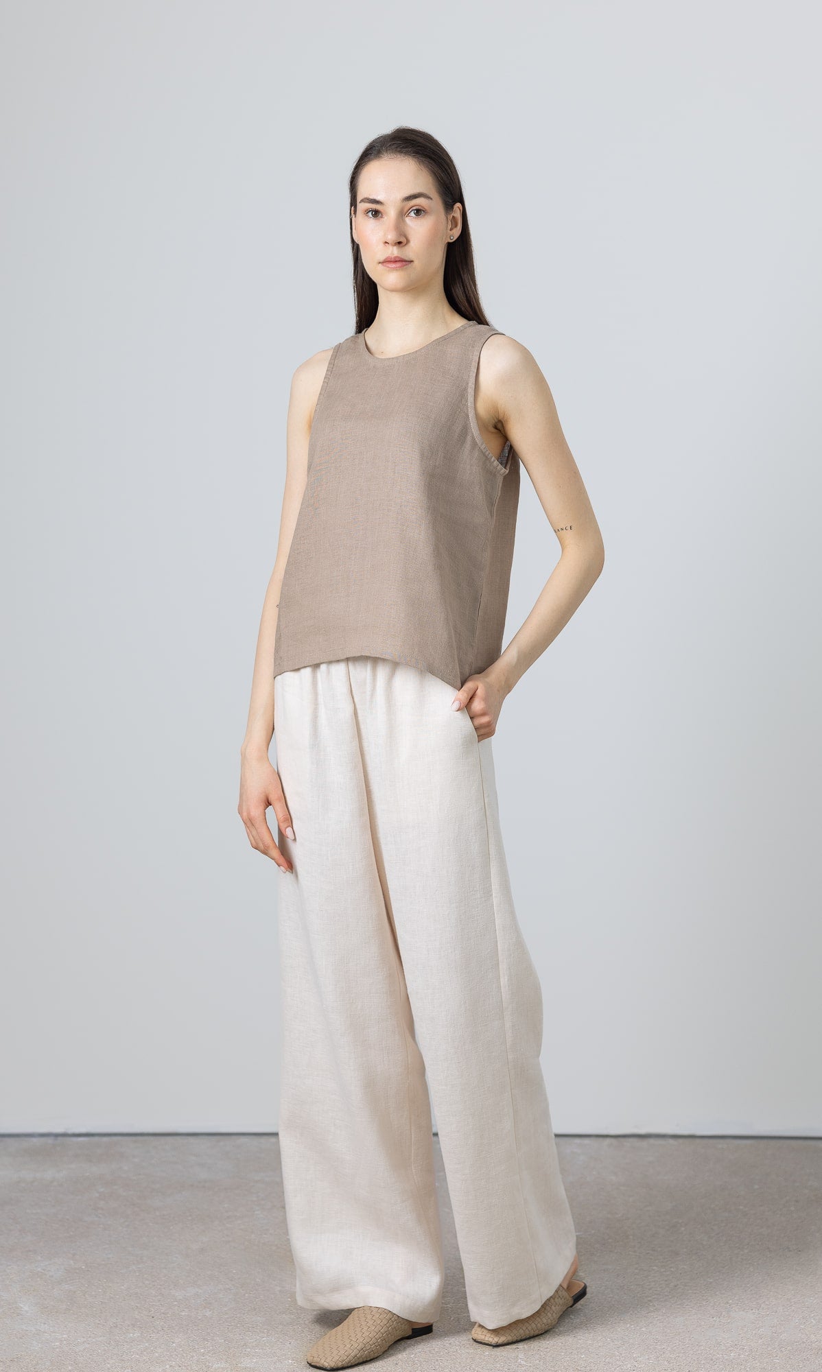 Minimalist linen tank top for women – sleeveless, natural fiber, perfect for summer outfits