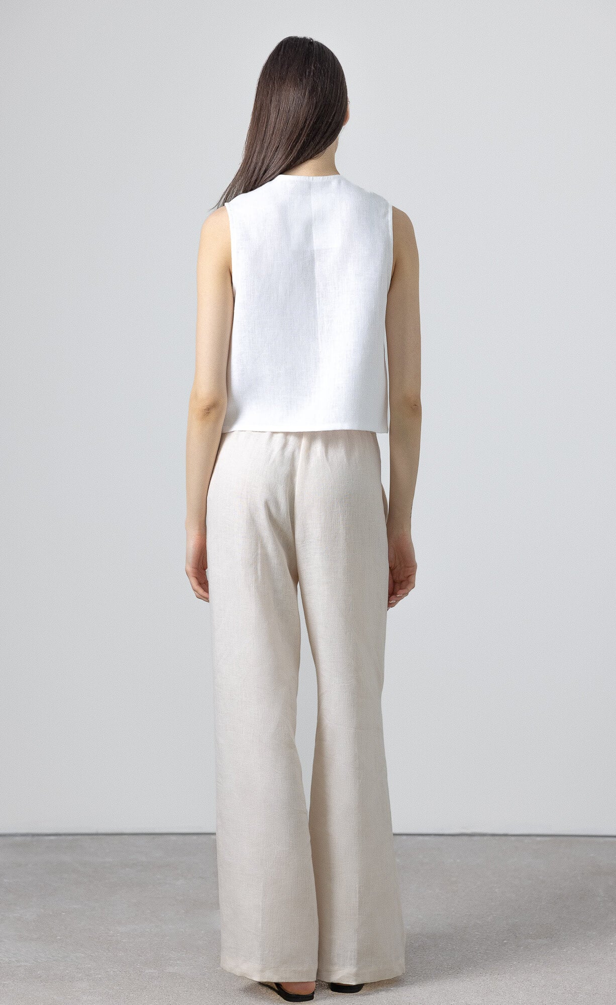 Relaxed linen palazzo pants with side pockets made from breathable OEKO-TEX certified linen for effortless style