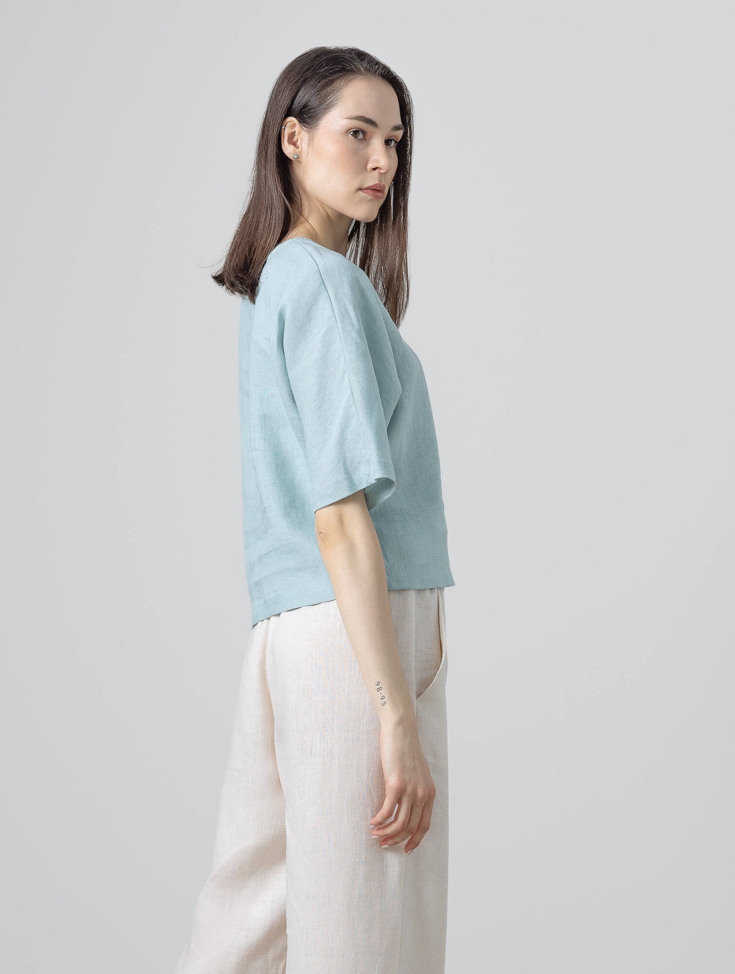 Breathable women's linen summer top with cropped relaxed fit
